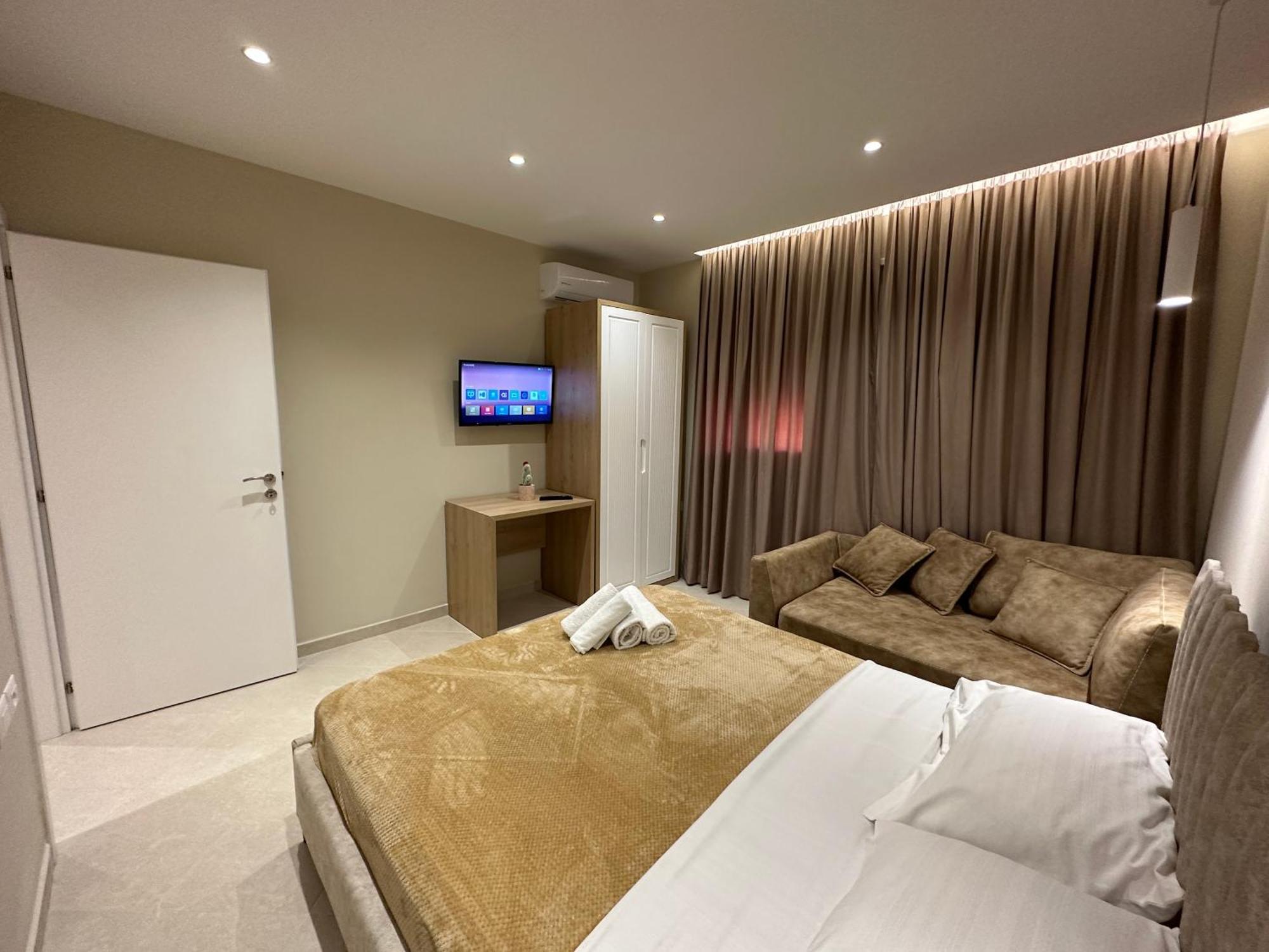 Beachfront Apartment With Balcony Vlore Exterior photo